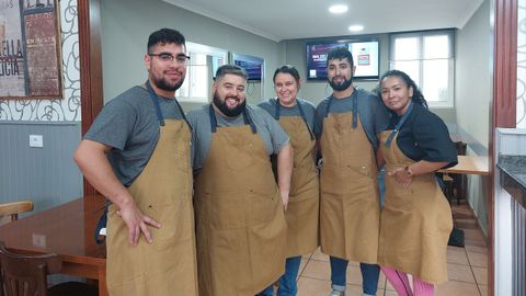 Diego, segundo por la izquierda, en el interior del local con su equipo, con un nuevo integrante desde ayer