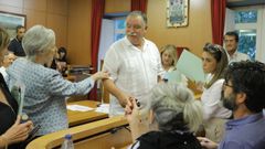 Imagen de archivo de un pleno de Oleiros. El alcalde, Ángel García Seoane, ante los ediles socialistas, sentados.