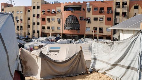 Tiendas de campa�a en las que duermen los palestinos en una zona devastada de Khan Younis