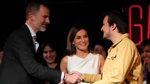 El rey sorprende acompa�ando a la reina a la final del concurso de mon�logos cient�ficos