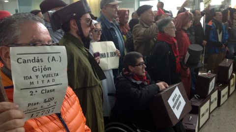 Participantes en la actividad de SOS Tren Asturias, en la estaci�n de Gij�n