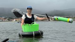 La mariscadora, durante una jornada de trabajo en la playa de A Virxe de Muros.
