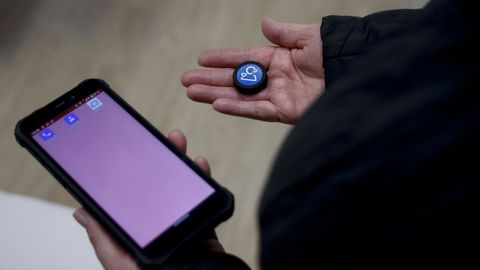 Una mujer sostiene un dispositivo de localizacin contra maltratadores.