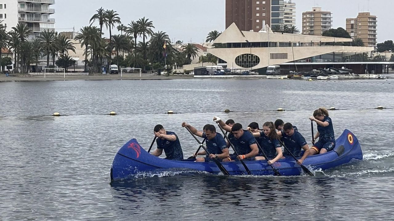 Leonor rema junto a sus compañeros del Ejército en la Regata Universitaria de Piragüismo en Murcia