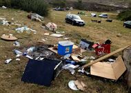 En la zona de acampada de la A Barca de Mux�a quedaron tirados hasta electrodom�sticos.