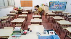 Preparaci�n para las clases presenciales en un aula del colegio de O Couto, en Ourense