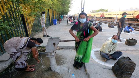 Esperando en la estaci�n de tren en Bhopa, India