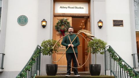 Abraham Cupeiro, ante los estudios de Abbey Road, donde grab su ltimo trabajo