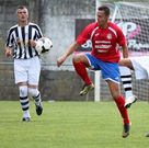 El San Lorenzo gan� 2-1 al Outes (camiseta blanca y negra). 