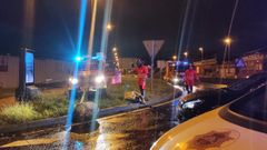 Los Bomberos de Ferrol retiran la piedra de grandes dimensiones que qued� atravesada en la calzada tras el accidente. 