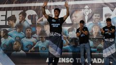 Hugo Gonz�lez, durante la celebraci�n del ascenso del Celta Fortuna.