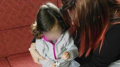 Susana, con su peque�a, y con parte de la documentaci�n tramitada