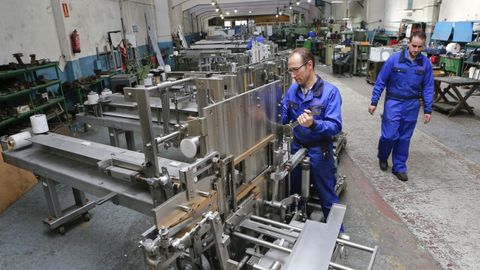 Imagen de archivo de trabajadores en las instalaciones de la f�brica de Herfraga, en Carballo.