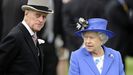 La reina Isabel II de Gran Bretaa  y su esposo, el prncipe Felipe, el duque de Edimburgo, asistiendo en el 2012 a la reunin del Derby en el hipdromo de Epsom