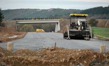 Una m�quina de asfaltar, ayer por la tarde en la nueva carretera cerca de la rotonda de Butano