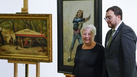 El presidente del Principado de Asturias, Adri�n Barb�n, junto a Pose de Francisca Rico, nieta del alcalde, durante el acto de restituci�n a los herederos de Pedro Rico, exalcalde de Madrid, de los cuadros no devueltos por la dictadura franquista este lunes, en el Museo de Bellas Artes de Asturias, en Oviedo.