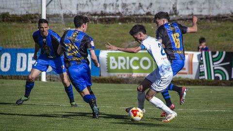 Juanma (con el bal&oacute;n), intenta zafarse de los defensores visitantes.