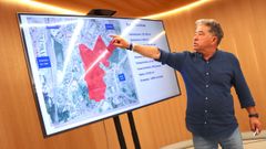 El alcalde, Fernndez Lores, muestra en un plano el mbito del PIA de A Parda-San Mauro