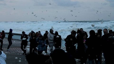 Una lluvia de espuma sorprende a los viandantes de Baiona