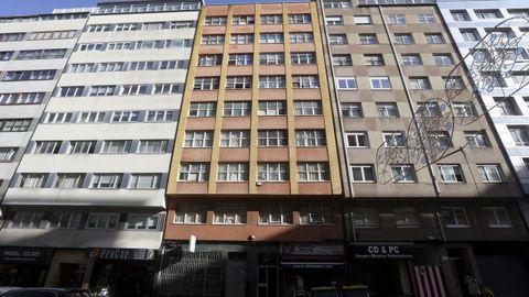 El edificio tiene varios cristales rotos