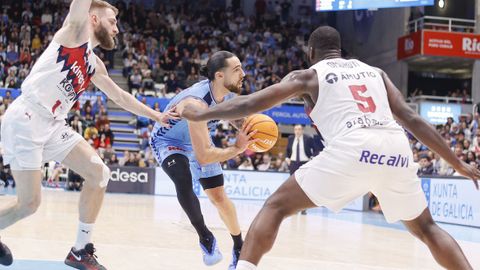 Francis Alonso, defendido por los jugadores del Baskonia Radzevicius y Omoruyi.