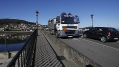 Trfico pesado por el puente de la Misericordia. Hasta que el tramo de la CG-2.3 (VAC Costa Norte) de la variante de Viveiro est construido, miles de conductores (la cifra se dispara en verano) atraviesan a diario el centro de Viveiro por la LU-862 para salir en direccin a Ribadeo o a Ferrol