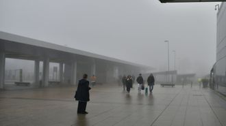 Imagen de archivo de pasajeros en Alvedro en un d�a de niebla