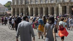 Turistas en la Praza do Obradoiro