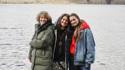 La directora ourensana Ledicia Sola junto a Marta Larralde y Lidia Veiga, actrices de su pel&iacute;cula  As augas 