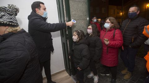 Cabalgata y recepci�n en Muxia. El alcalde, Iago Toba, se encarga de tomar la temperatura a la gente antes de entrar en la sala A Camposa