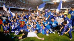La plantilla del Deportivo de la temporada 2011-2012, celebrando el ascenso a Primera Divisi�n.