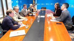 El alcalde de Ponteceso, tercero por la izquierda, y la conselleira de Medio Ambiente, segunda por la derecha