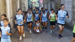 La, con su padre Kike (con gafas), en el reto 130 kilmetros por La, el 18 de agosto del 2024 entrando en Pontevedra
