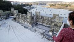 El�mal estado de la cubierta de la torre eumesa, que data de finales del siglo XIV