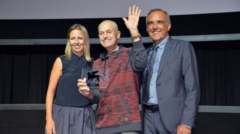 El realizador estadounidense Jonathan Demme, junto al director de la Mostra, Alberto Barbera y la directora de Global Luxuri Brands, Laura Dioni, recibe el premio Persol al Talento Visionario durante la 72 edicin del Festival de Cine de Venecia.