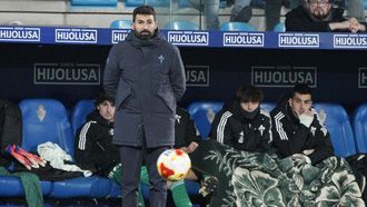 Guillermo Fern&aacute;ndez Romo en el banquillo visitante en el campo de El Toral&iacute;n, en Ponferrada