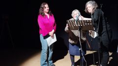 <span lang= gl >Remedios, vecia de Cabanas de 84 anos, subiu  escenario para recitar poemas de Rosala acompaada por unha sobria que vive en Arxentina</span>