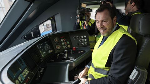 El ministro de Transportes y Movilidad Sostenible, �scar Puente, este viernes a bordo de un tren en Valencia.
