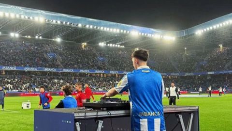El joven disy�quey, en el partido en Riazor