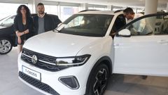 La gerente de Autog�ndara y el director de ventas en el �rea dedicada a Volkswagen.