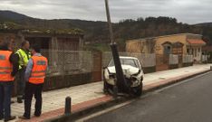 Un conductor se subi� con el coche a la acera y acab� colisionando con un farola en Cerdedo