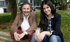 El director Ignacio Vilar y la productora Eva Rivas, ayer, en el jard�n municipal de Carballo.