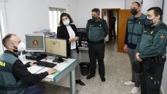 La subdelegada del Gobierno, Mar�a Rivas, durante su visita a las dependencias del nuevo equipo @ de Santiago, en el cuartel de As Cancelas