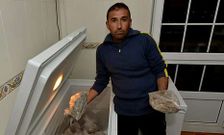 Guillermo Traba ha optado por congelar para consumo familiar el marisco que no vende.