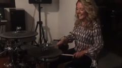 Teresa Mallada tocando el himno del PP con una bater�a