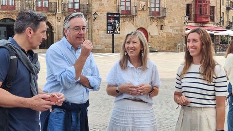 Llamazares, en el centro, con Pablo Gonz�lez y �ngela Pumariega, en la plaza del Marqu�s de Gij�n