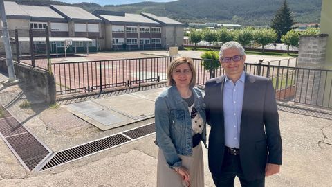 Paz Martnez, alcaldesa de Fabero, y Diego Freire, director de la Fundacin Cupa Group ante el colegio La Cortina