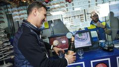 Daniel Rodr�guez, lotero del municipio tinerfe�o de La Matanza, celebra haber repartido el segundo de los cuartos premios de la loter�a de Navidad