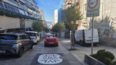 Se�ales pintadas en el suelo y carteles en la plaza de Portugal