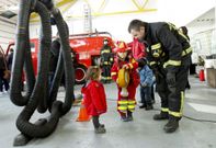 Los m�s peque�os disfrutaron con las exhibiciones que hicieron los bomberos de Santiago. 